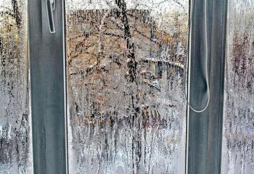 Perché i finestrini di plastica sudano in inverno?
