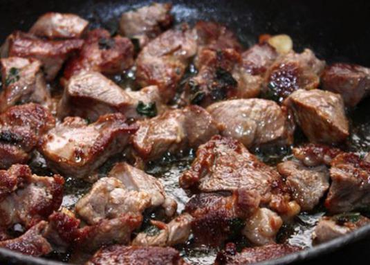 Come cucinare la carne in una padella?