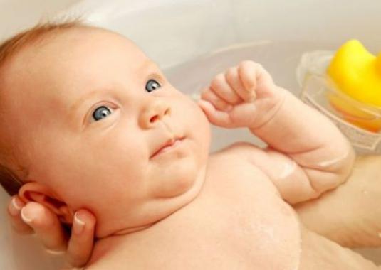 Quante volte dovrei fare il bagno al mio bambino?